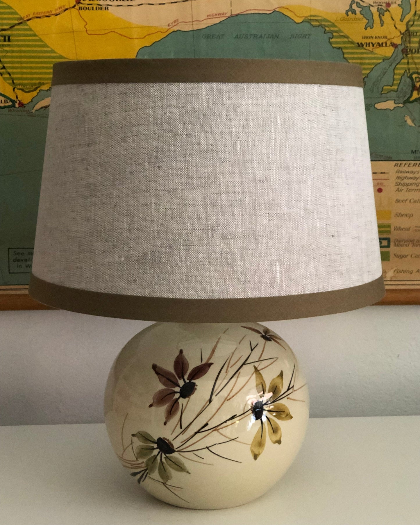 Empire linen leaf table lamp