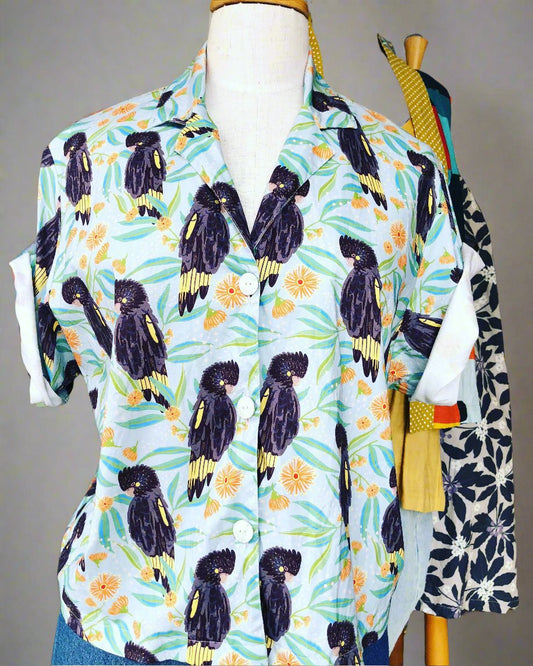 Crop bobby shirt blue black cockatoo